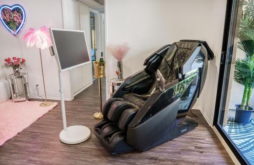 Westlake Village Apartment | Luxury Pool View Spa Suite-Massage Chair-Steam Sauna-Welcome Champagne !
