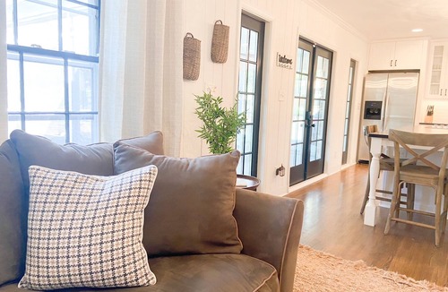 Charlotte House | Luxury SouthPark Villa 3BR Spa Tub Chef’s Kitchen Near Dining & Uptown