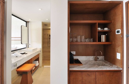 El Medano Ejidal Hotel | Luxury Suite with Private Balcony Hot Tub in Downtown Cabo