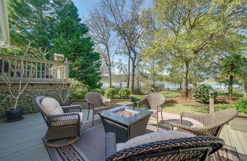 Long Beach House | Luxury Waterfront Retreat, Kayaks, Bikes Perfect for Small Family Gatherings!