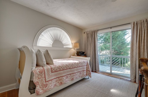 Long Beach House | Luxury Waterfront Retreat, Kayaks, Bikes Perfect for Small Family Gatherings!