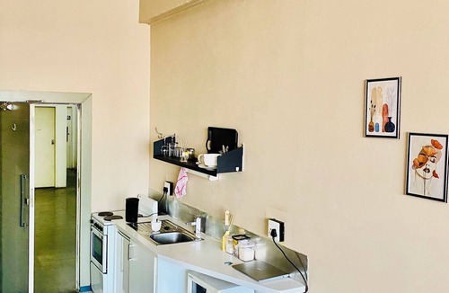 Downtown Johannesburg Apartment | Maboneng CBD Comforts Your stylish urban hideaway in the heart of Maboneng!
