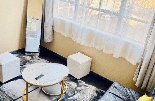 Downtown Johannesburg Apartment | Maboneng CBD Comforts Your stylish urban hideaway in the heart of Maboneng!