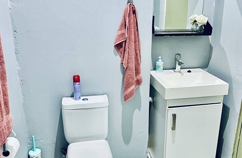 Downtown Johannesburg Apartment | Maboneng CBD Comforts Your stylish urban hideaway in the heart of Maboneng!