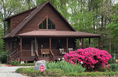 Roxboro Cabin | Majestic Lakefront Log Cabin located in the NC High Plains