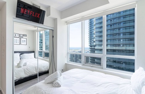 Central Waterfront Hotel | Maple Leaf Square Executive Suite