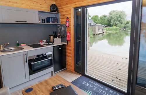 Thorpe Cottage | MAPLE LODGE AT BRIDGE LAKE FARM & FISHERY in Chacombe