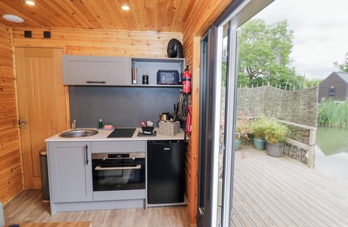 Thorpe Cottage | MAPLE LODGE AT BRIDGE LAKE FARM & FISHERY in Chacombe