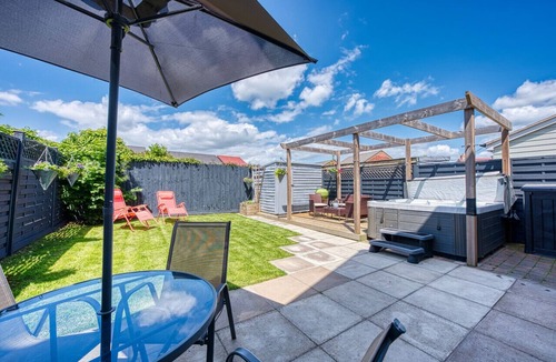 Priors Marston House | Marston Croft Cottage | Hot Tub | Sleeps 7 |Southam | Inspire Homes