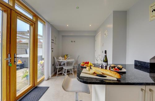 Priors Marston House | Marston Croft Cottage Spacious and Modern Hot Tub Sleeps 8 Southam by Inspire Homes