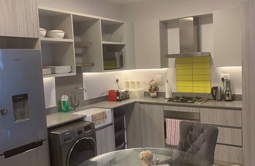 Greater Johannesburg Metropolitan Area Apartment | Marvelous 2-bedroom apartment with AC in vibrant Rosebank , Sandton