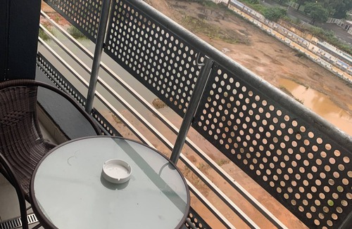 Greater Johannesburg Metropolitan Area Apartment | Marvelous 2-bedroom apartment with AC in vibrant Rosebank , Sandton