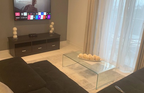 Greater Johannesburg Metropolitan Area Apartment | Marvelous 2-bedroom apartment with AC in vibrant Rosebank , Sandton