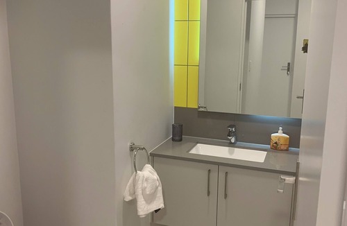 Greater Johannesburg Metropolitan Area Apartment | Marvelous 2-bedroom apartment with AC in vibrant Rosebank , Sandton