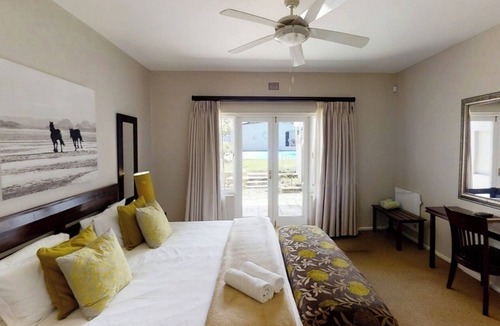 Kleinmond Bed & Breakfast | Marvelous 6-bedroom bed & breakfast in welcoming Kleinmond