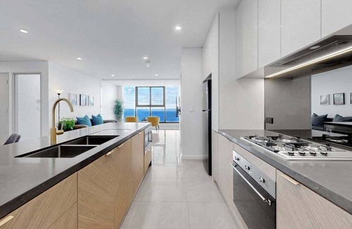 Gold Coast Apartment | Meriton Level 65 Oceanfront 2BR – Panoramic Views