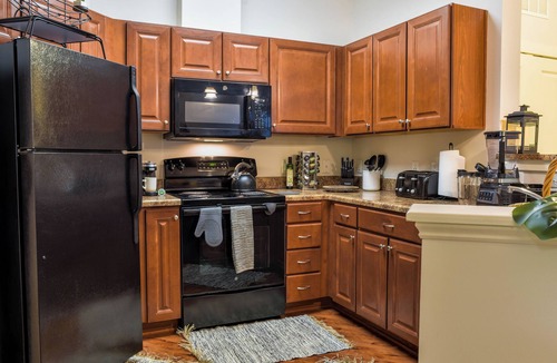 Waterloo Apartment | Mid Century Modern Luxury Apartment in Elkridge near Hospitals and Shopping Mall