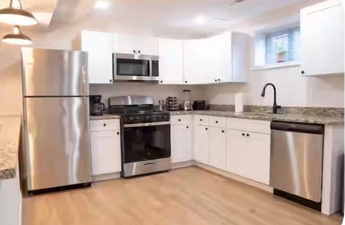 Northeast House | Minutes to Metro & Attractions! Free parking too!