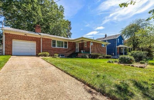 Northeast House | Minutes to Metro & Attractions! Free parking too!
