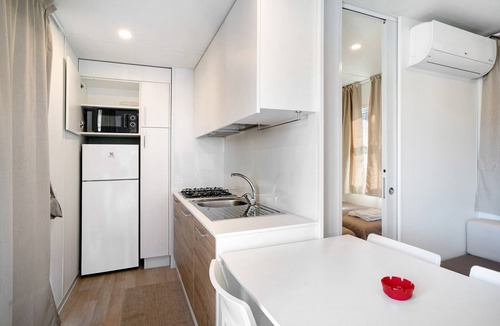 Albenga House | Mobile Home "New Generation La Pineta 7" with Shared Pool, Wi-Fi and Air Conditioning