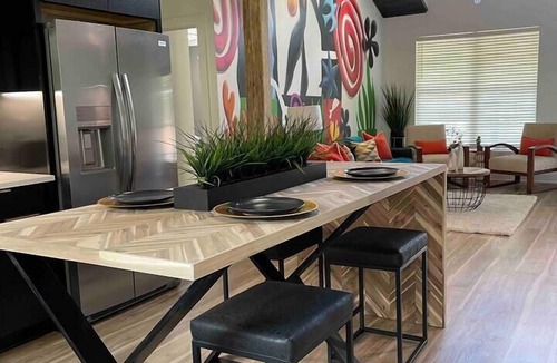 Cramerton House | Mod/2BR fire pit+corn hole+bikes+private golf+gym+pass. Close to CLT