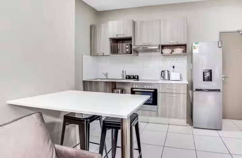 Greater Johannesburg Metropolitan Area Apartment | Modern 1 BR Apt TheBoltonRosebank Secure & Central