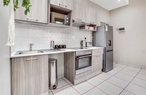 Greater Johannesburg Metropolitan Area Apartment | Modern 1 BR Apt TheBoltonRosebank Secure & Central
