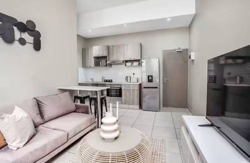 Greater Johannesburg Metropolitan Area Apartment | Modern 1 BR Apt TheBoltonRosebank Secure & Central