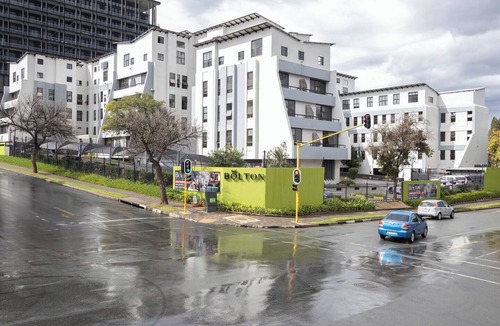 Greater Johannesburg Metropolitan Area Apartment | Modern 1 BR Apt TheBoltonRosebank Secure & Central