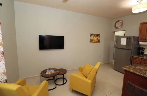 The Valley Apartment | Modern 1BR Getaway-Car Rental Available