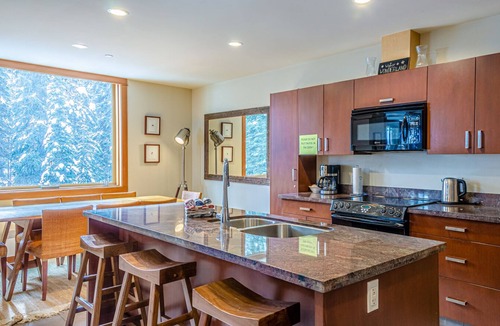 Sun Peaks Cabin | Modern 2 bedroom apartment in village centre