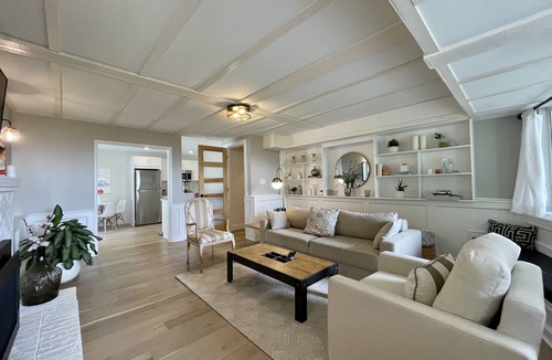 West Vancouver House | Modern 2 bedroom with Ocean Views, Pool & Hot Tub in Great Location!