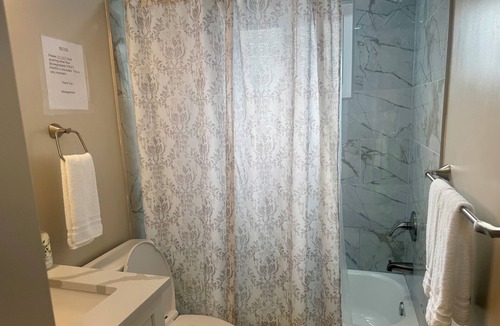 Silver Spring House | Modern 3-bed-Townhouse-Sleep 6 Near DC Family Friendly