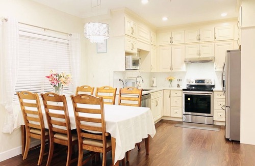 East Side House | Modern 3-bedroom home in Vancouver Central Near Airport
