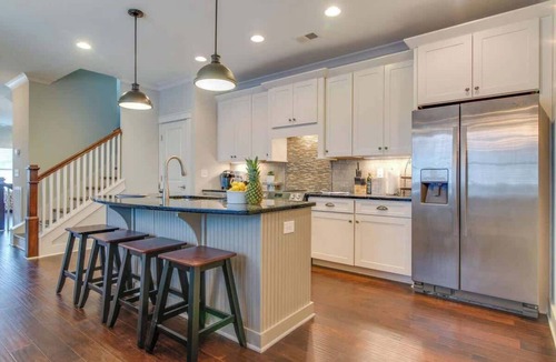 Edgehill House | Modern 3 King Belmont Retreat with 2 Living Rooms | Walk to Belmont & Vanderbilt | Near Music Row, The Gulch & 12th South | 2 miles to Broadway | Large Dining Table, Smart TVs, Parking, 24 Hr Hospitality