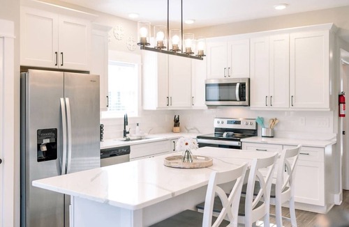 Corolla Light Condo | Modern 3BR, Dogs OK, Walk to beach, Hot Tub, Pool