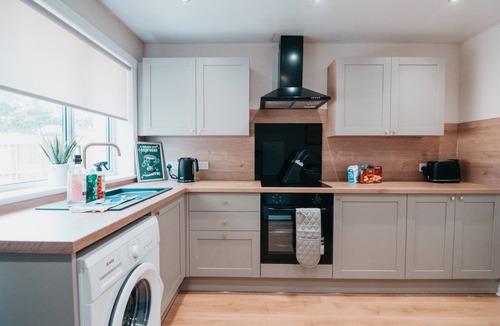 Livingston House | Modern 4-Bedroom House Near Edinburgh