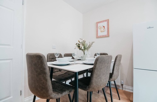 Livingston House | Modern 4-Bedroom House Near Edinburgh