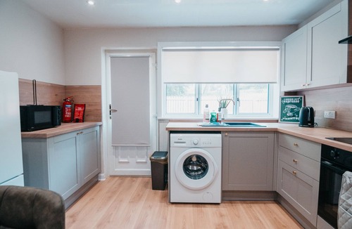 Livingston House | Modern 4-Bedroom House Near Edinburgh