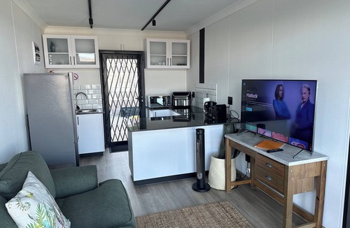 Fish Hoek Cottage | Modern and peaceful 1-bedroom cottage with stunning view over Simonstown Bay