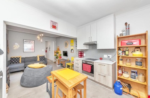 Claremont Apartment | Modern and Stylish 2 BD House in Claremont