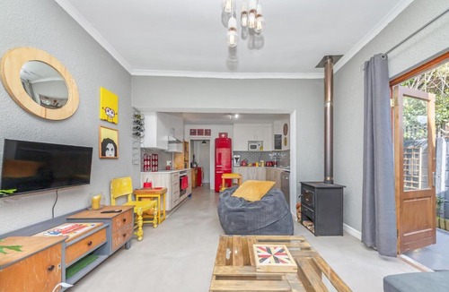 Claremont Apartment | Modern and Stylish 2 BD House in Claremont