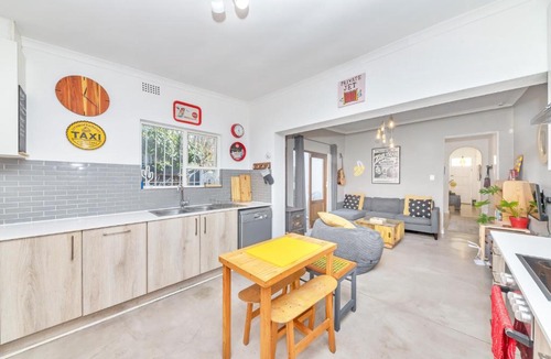 Claremont Apartment | Modern and Stylish 2 BD House in Claremont