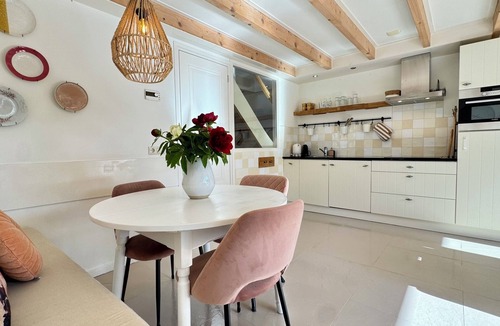 Dirkshorn House | Modern and tastefully furnished holiday home for 4 people, pets welcome, free WiFi, ideal base for many trips in the are