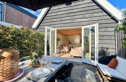 Dirkshorn House | Modern and tastefully furnished holiday home for 4 people, pets welcome, free WiFi, ideal base for many trips in the are