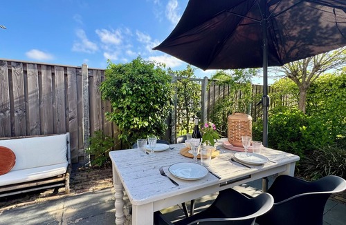 Dirkshorn House | Modern and tastefully furnished holiday home for 4 people, pets welcome, free WiFi, ideal base for many trips in the are