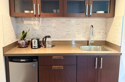 West Vancouver House | Modern and Tranquil Gem, Close to Downtown, Cruise Terminal, Beach and Ski Hills
