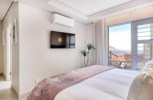 Clifton Apartment | Modern Beach House, Ocean Views, Short walk to Clifton Beach - Lisburn On Clifton Beach House
