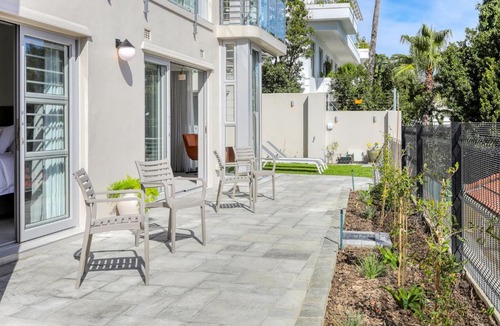 Clifton Apartment | Modern Beach House, Ocean Views, Short walk to Clifton Beach - Lisburn On Clifton Beach House