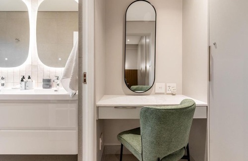 Clifton Apartment | Modern Beach House, Ocean Views, Short walk to Clifton Beach - Lisburn On Clifton Beach House